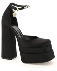 Versace - Medusa Aevitas Pumps Aus Satin Mit Verzierungen Und Plateau - Lyst
