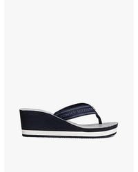 Tommy Hilfiger - Gestreifter Zehentrenner Mit Keilabsatz Und Logo - Lyst