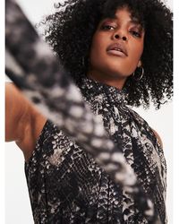 Tommy Hilfiger Zendaya Curve Jurk Met Halternek En Slangenprint - Grijs