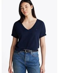Tommy Hilfiger - T-shirt Met V-hals En Geborduurde Vlag - Lyst