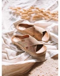 Toni Pons - Flat Sandal With Crossed Straps With A Shiny Finish - Lyst