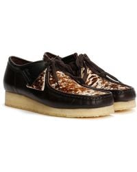 Clarks - Wallabee Cow Print Schnürschuhe Aus Leder - Lyst
