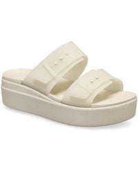 Crocs™ - Brooklyn Buckle Low Wedge Sandstein Sandalen - Lyst