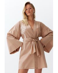 Trendyol - Farbener, gewebter, bestickter mini-kimono und kaftan aus 100 % baumwolle mit gürtel - Lyst