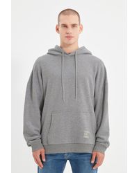 Trendyol - Basic-sweatshirt aus em, übergroßem/weitem schnitt mit kapuze und beschriftetem fleece innen aus baumwolle - Lyst