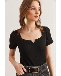 Olalook - Schwarze Bluse Mit Ausschnitt Am Ausschnitt Und Ärmeln Blz- 19002884 Für Damen - Lyst
