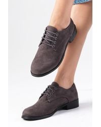 Mio Gusto - Flache Oxford-Schuhe Aus Grauem Berta-Wildleder Für Damen - Lyst