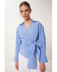 Happiness İstanbul - Blaue Bluse Mit Hemdkragen Und Gestreiftem Wickel-Popeline Für Damen - Lyst