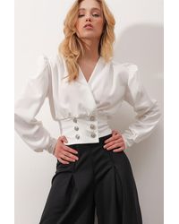 Trend Alaçatı Stili - E bluse mit zweireihigem kragen, prinzessinnenärmeln und knopfdetail, bauchfrei, - Lyst
