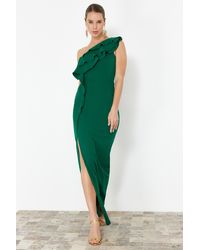 Trendyol - Smaragdes, langes abendkleid aus gewebtem stoff mit volant und einem ärmel - Lyst