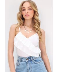 Trend Alaçatı Stili - Weiße Strickbluse Mit V-Ausschnitt, Verstellbaren Trägern Und Rüschen Vorne Für Damen - Lyst