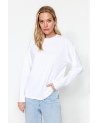 Trendyol - Weißes Basic-T-Shirt Aus 100 Baumwolle Mit Rundhalsausschnitt Und Langen Ärmeln, Oversize/Wide Fit, Gestrickt Für Damen - Lyst