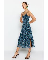 Trendyol - Blaues, Mit Blumenmuster Gemustertes, Detailliertes, Gefüttertes Midikleid Aus Tüll Mit Trägern An Der Taille Für Damen - Lyst