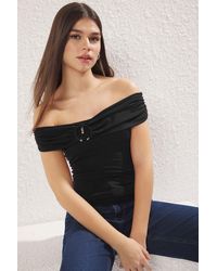 Trendyol - Schwarze, Figurbetonte, Dehnbare Strickbluse Mit Carmen-Kragen-Accessoire-Detail Für Damen - Lyst