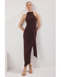 Trendyol - Braunes, Figurbetontes, Elastisches Maxi-Strickkleid Mit Gürtel Und Neckholder-Ausschnitt Für Damen - Lyst