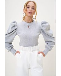 Trend Alaçatı Stili - Graue Strickbluse Mit Rundhalsausschnitt, Tiefem Ausschnitt Und Prinzessinnenärmeln Für Damen - Lyst