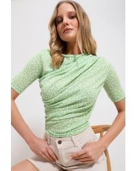 Trend Alaçatı Stili - E bluse mit drapierter schulterpartie und blumenmuster - Lyst