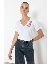 Trendyol - Es, besticktes strick-t-shirt mit v-ausschnitt, 100 % baumwolle, regular/regular fit - Lyst