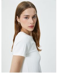 Koton - Strukturiertes T-Shirt Slim Fit Rundhals Kurzarm Für Damen - Lyst