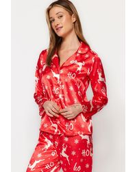 Trendyol - Es, gewebtes pyjama-set aus hemd und hose aus satin mit neujahrsmotiv - Lyst