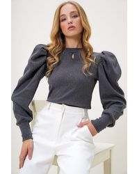 Trend Alaçatı Stili - Anthrazitfarbene Strickbluse Mit Rundhalsausschnitt, Tiefem Ausschnitt Und Prinzessinnenärmeln Für Damen - Lyst