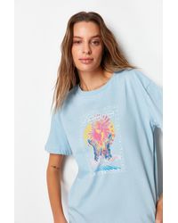 Trendyol - Hellblaues, Bedrucktes, Lockeres/Weites, Entspanntes Strick-T-Shirt Mit Rundhalsausschnitt Aus 100 Baumwolle Für Damen - Lyst