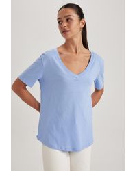 Defacto - Kurzarm-t-shirt aus 100 % baumwolle mit normaler passform und v-ausschnitt w9578az23sm - Lyst