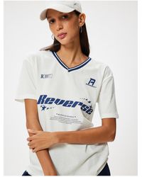 Koton - Kurzärmliges T-Shirt Aus Baumwolle Mit V-Ausschnitt – College-Aufdruck Für Damen - Lyst
