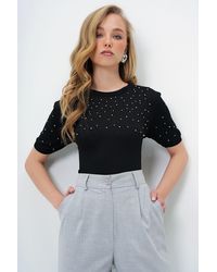 Trend Alaçatı Stili - Schwarze Strickbluse Mit Rundhalsausschnitt Und Perlenbesatz Und Kurzen Ärmeln Für Damen - Lyst