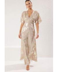 Trendyol - Beigefarbenes, Langes, Stilvolles Abendkleid Mit A-Linien-Kreppmuster Und Heimkehrkleid Für Damen - Lyst