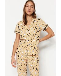 Trendyol - Pfirsichfarbenes strick-pyjama-set aus 100 % baumwolle mit paspeln und grafischem muster aus hemd und hose - Lyst