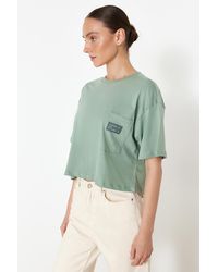 Trendyol - Mintes, nachhaltigeres, lockeres, kurzes strick-t-shirt mit tasche und aufdruck aus 100 % baumwolle - Lyst