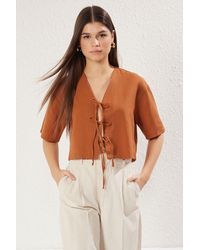 Trendyol - Braune Crop-Webbluse Mit Schnürung Vorne Und Details Für Damen - Lyst