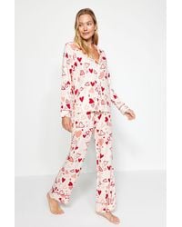 Trendyol - Es pyjama-set aus viskose-hemd und -hose mit herz-paspelierung - Lyst