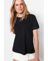 Trendyol - Es basic-strick-t-shirt aus 100 % baumwolle mit rundhalsausschnitt und stickerei-detail - Lyst