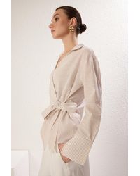 Trendyol - Beigefarbenes, Seitlich Gebundenes, Detailliertes, Gewebtes Hemd Aus Baumwolle Mit Normaler Passform Für Damen - Lyst