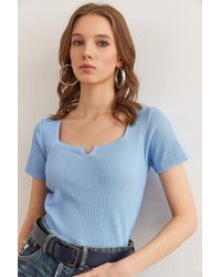 Olalook - Babyblaue Strickbluse Mit Ausschnitten Am Ausschnitt Und Ärmeln Blz- 19002884 Für Damen - Lyst