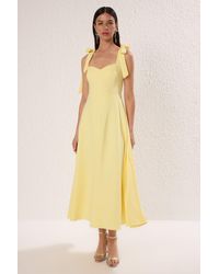 Trendyol - Hellgelbes A-Linien-Trägerband Mit Detailliertem Webmuster, Schickes Midi-Abendkleid Für Den Abschlussball Für Damen - Lyst