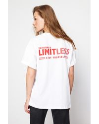 Trendyol - Es, übergroßes/weites strick-t-shirt aus 100 % baumwolle mit slogan-aufdruck auf vorder- und rückseite - Lyst