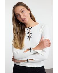 Trendyol - Ecrufarbene Strickbluse Mit Rundhalsausschnitt Slim Fit-Body Mit Schleife Und Cut-Out-Detail Twoaw25Bz00177 Für Damen - Lyst