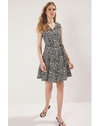 Trendyol - Schwarzes, Dehnbares Mini-Skater-Kleid Mit Rollkragen – Knopfleiste, Bedruckt Für Damen - Lyst