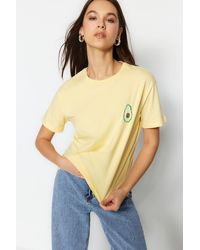 Trendyol - Gelbes Strick-T-Shirt Aus 100 Baumwolle Mit Bequemem Schnitt Und Basic-Fruchtstickerei Mit Rundhalsausschnitt Für Damen - Lyst