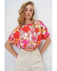 Trend Alaçatı Stili - Bluse Mit Korallen-Boot-Ausschnitt Und Blumenmuster, Gewebt, Für Damen - Lyst