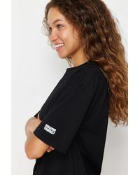 Trendyol - Es, übergroßes/weites strick-t-shirt mit rundhalsausschnitt und slogan-aufdruck aus 100 % baumwolle - Lyst
