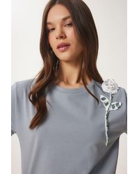 Happiness İstanbul - Graues T-Shirt Mit Perlen Und Blumendetail Für Damen - Lyst