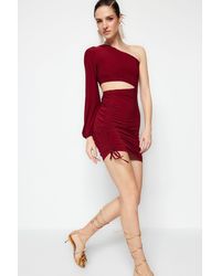 Trendyol - Burgunderrotes, Kurz Geschnittenes, Elegantes Abendkleid Mit Fenster-/Ausschnittdetails Für Damen - Lyst