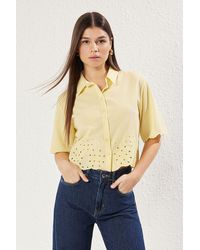 Trendyol - Gelbes Hemd Mit Stickereidetails – Normale Passform, Gewebt, Für Damen - Lyst