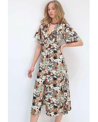 Trend Alaçatı Stili - Khakifarbenes Kleid Mit V-Ausschnitt Und Knopfleiste Vorne, Mikromuster Aus Gewebter Viskose Für Damen - Lyst
