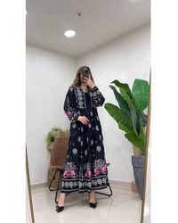 ZF BUTİK - Gemustertes Langes Kleid Mit V-Ausschnitt Und Binde Für Damen - Lyst