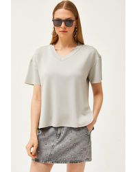 Olalook - Es t-shirt aus modal mit v-ausschnitt und ovalen knöpfen - Lyst